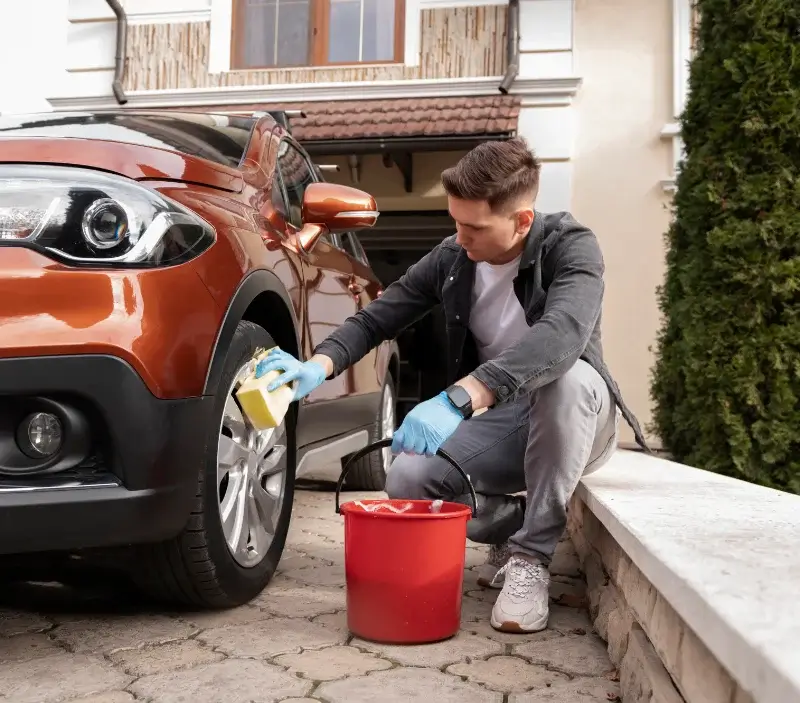 Lavage auto à domicile Erdre-en-Anjou : professionnel intervenant sur un véhicule
